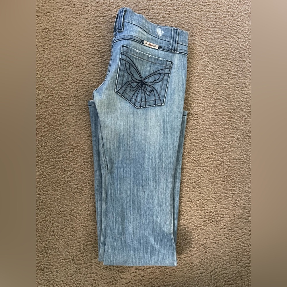 Frankie B Low Cut Denim Jeans with Embroidered Butterfly Pocket Detail. Sz 4